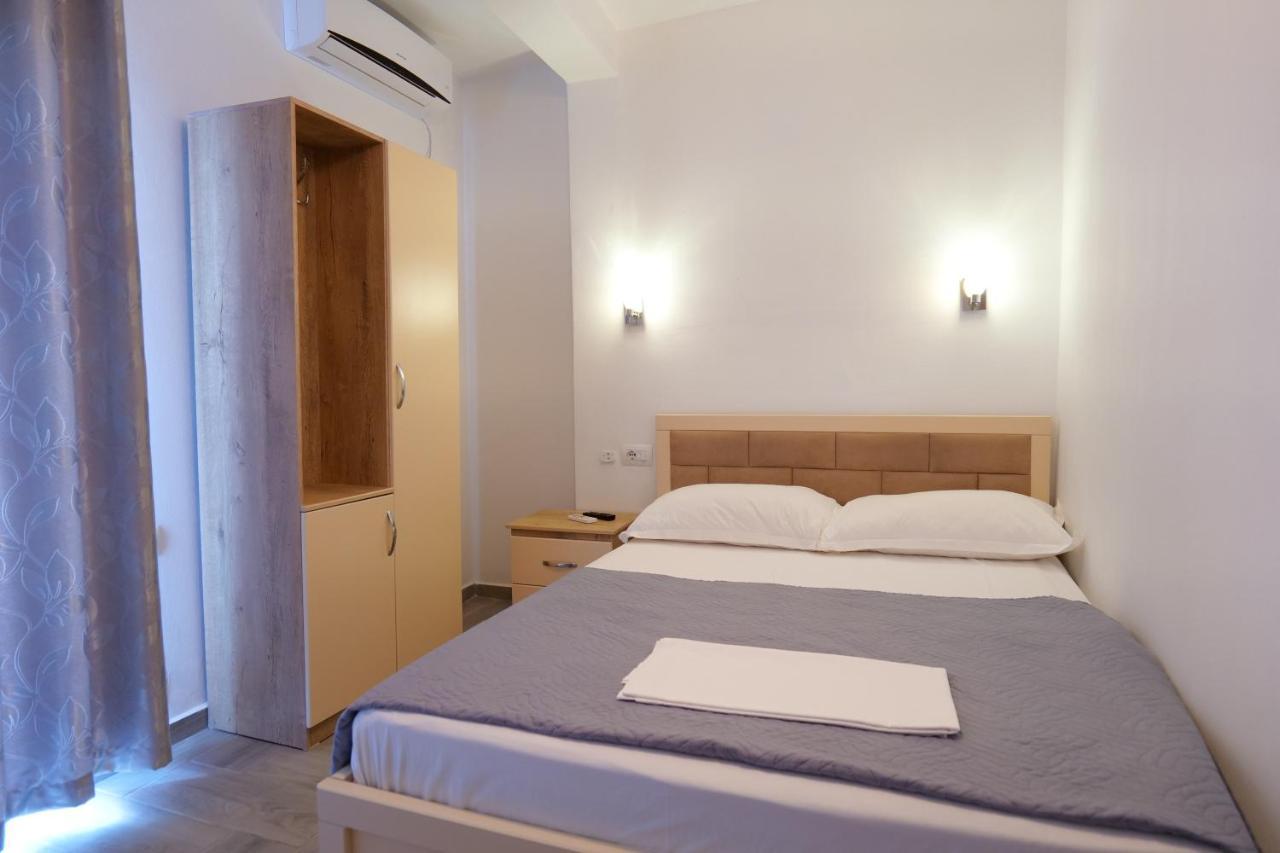 Hotel Villa Adrian Ksamil Exteriör bild