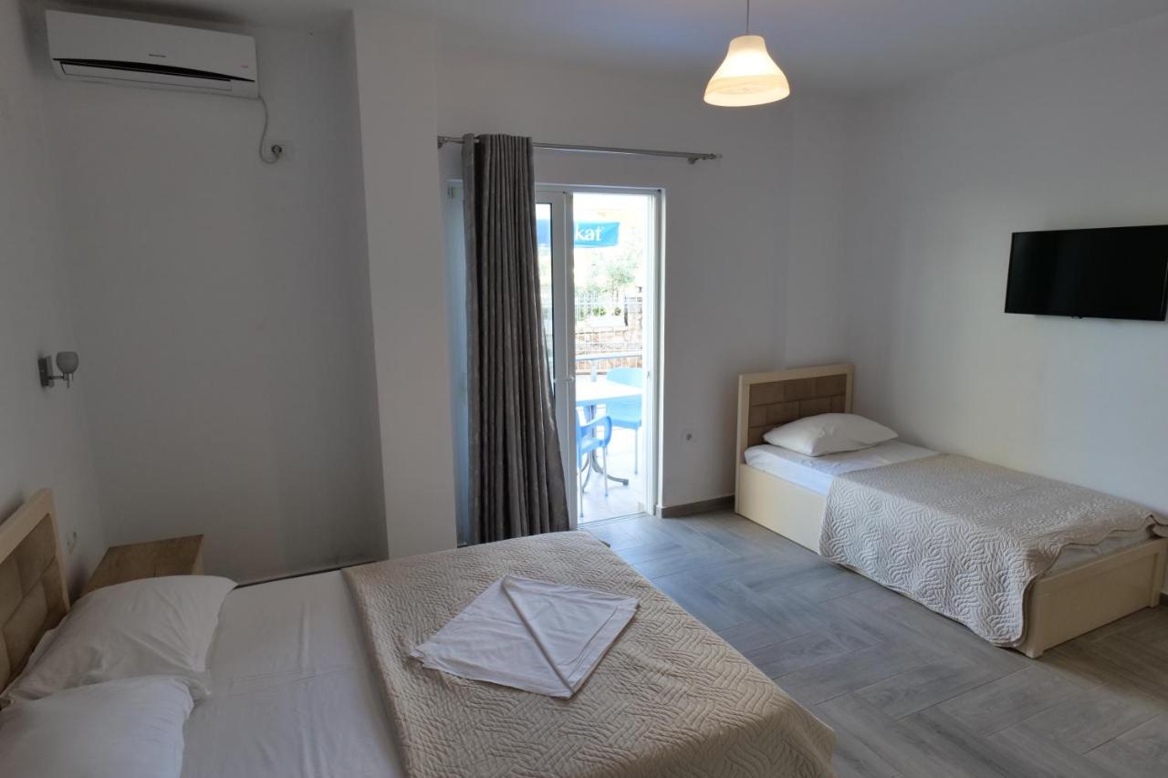 Hotel Villa Adrian Ksamil Exteriör bild