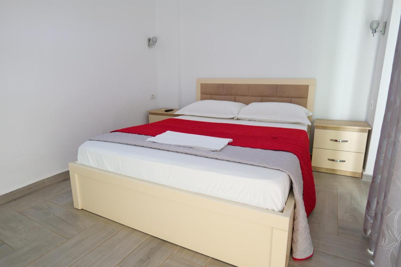 Hotel Villa Adrian Ksamil Exteriör bild