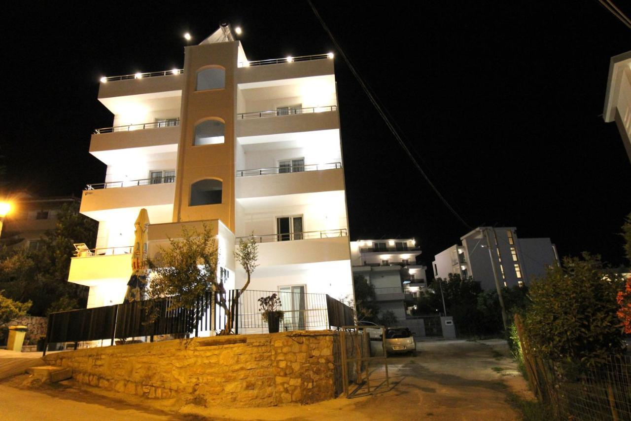 Hotel Villa Adrian Ksamil Exteriör bild