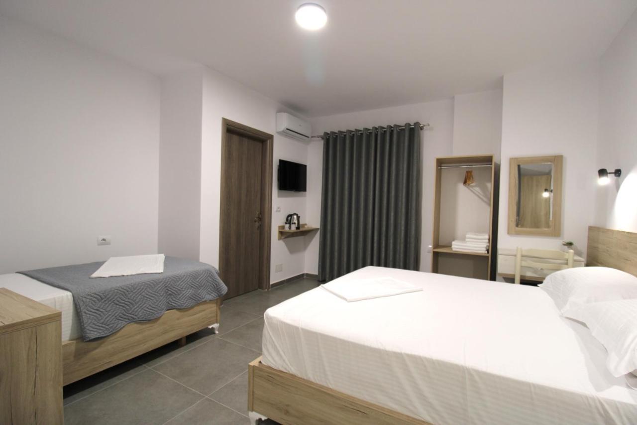 Hotel Villa Adrian Ksamil Exteriör bild