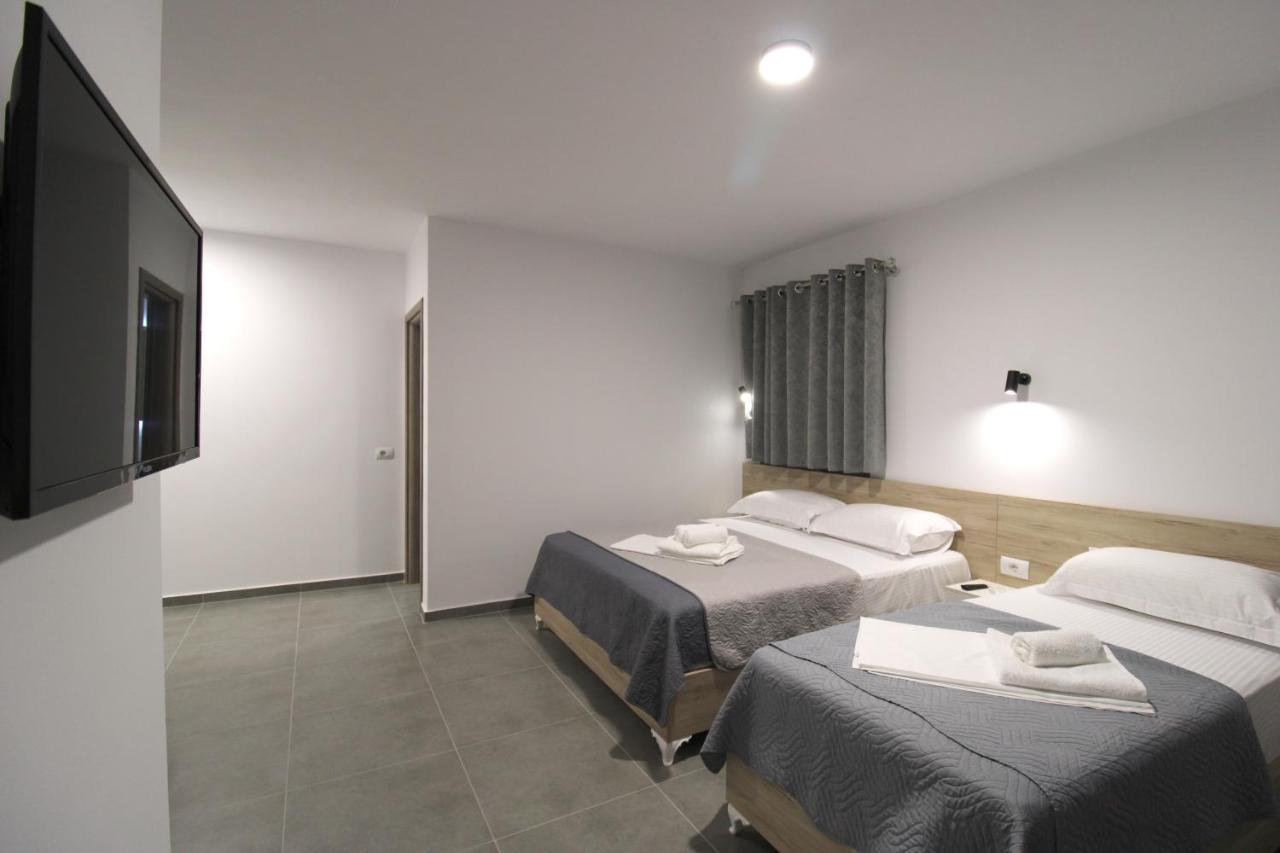 Hotel Villa Adrian Ksamil Exteriör bild