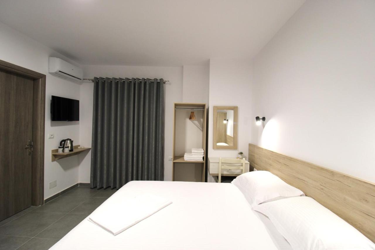 Hotel Villa Adrian Ksamil Exteriör bild